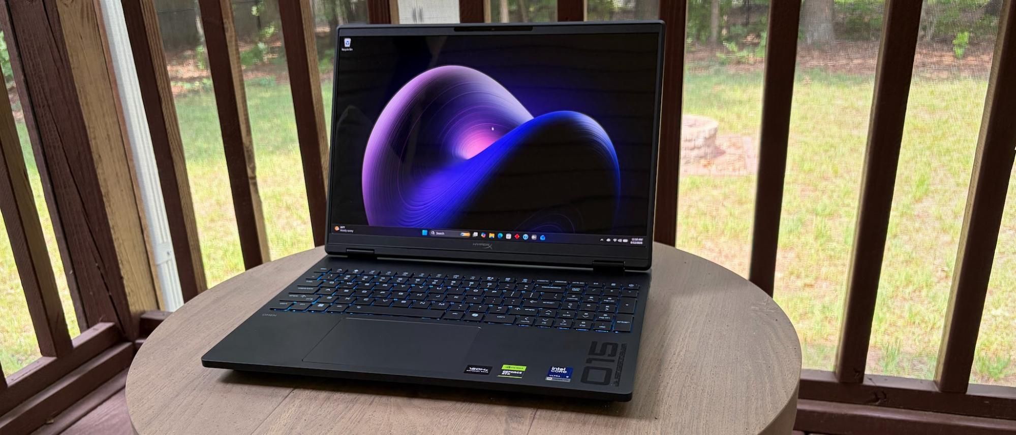 نمای باز و طراحی HyperX Omen 15 از کنار