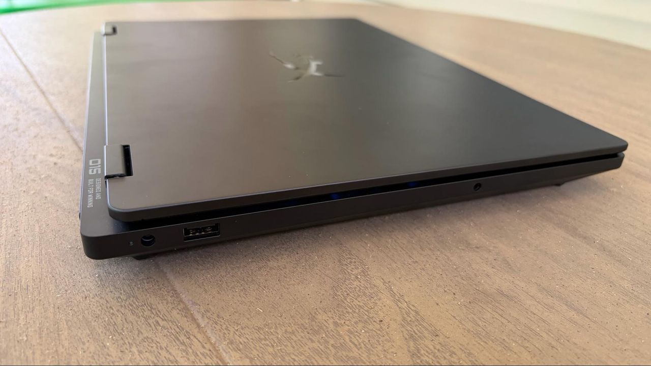 نمای نزدیک نمایشگر OLED لپ‌تاپ HyperX Omen 15