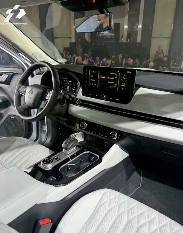 داشبورد دیجیتال و صفحه لمسی اوتلندر PHEV