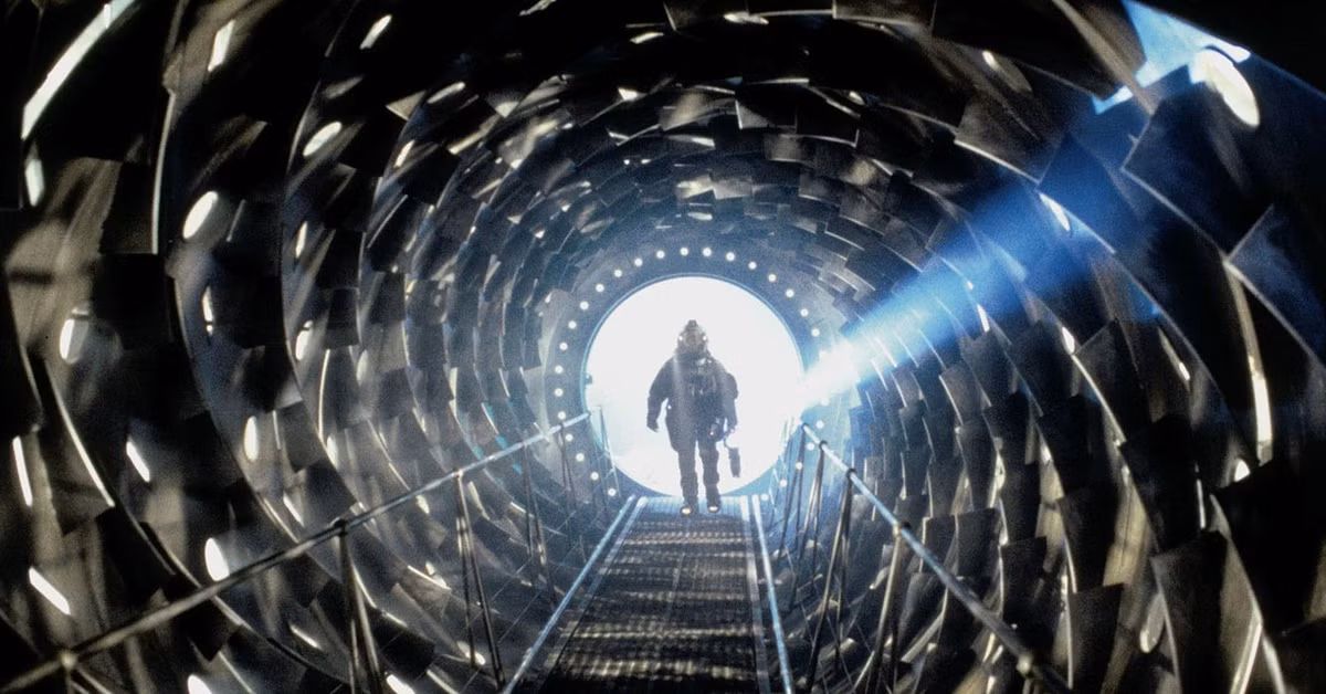 سکانسی از فیلم Event Horizon؛ سفینه در فضای تاریک