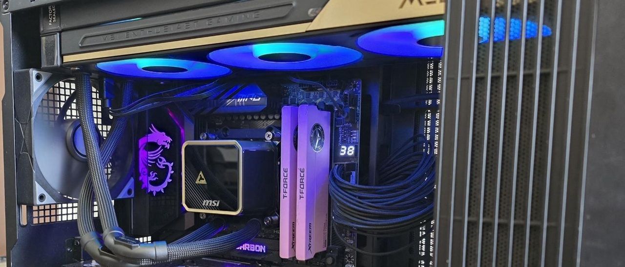 نمای نزدیک خنک‌کننده MSI MEG CoreLiquid E15 360 و پوشش پمپ سیاه و طلایی