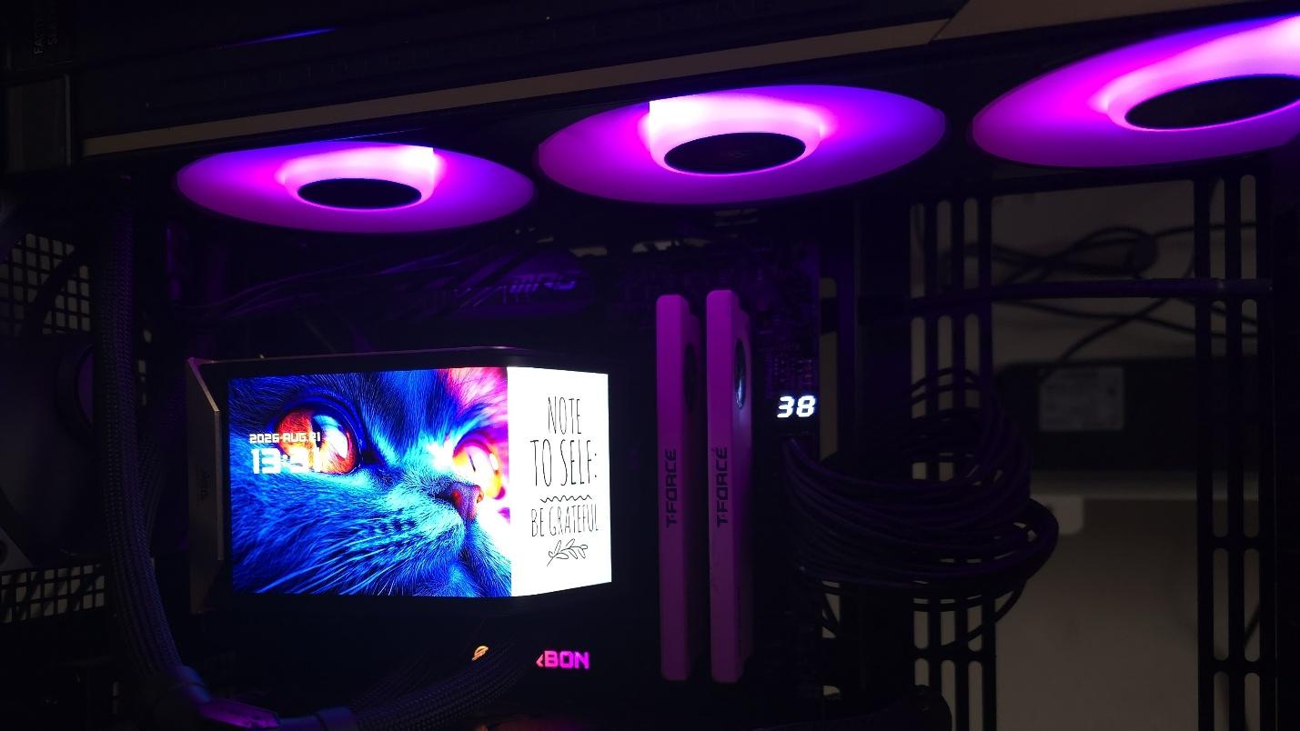 نمایشگر خمیده و انیمیشن روی صفحه MSI MEG CoreLiquid E15 360