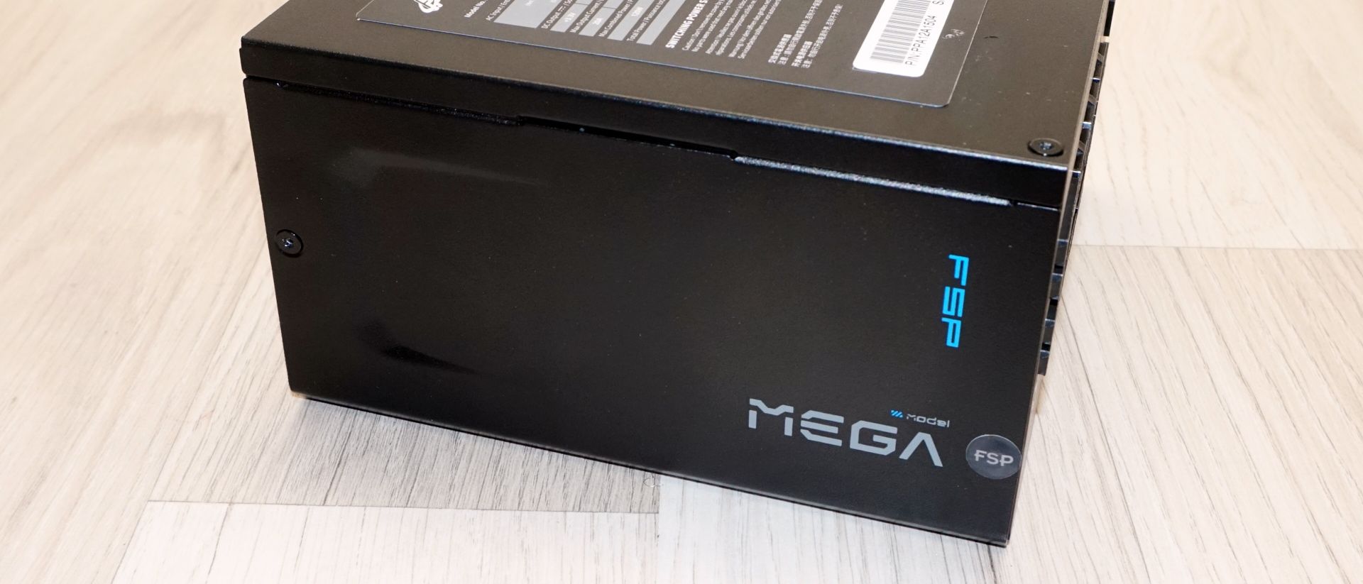 نمای جلویی منبع تغذیه FSP Mega GM 1200W با طراحی مات