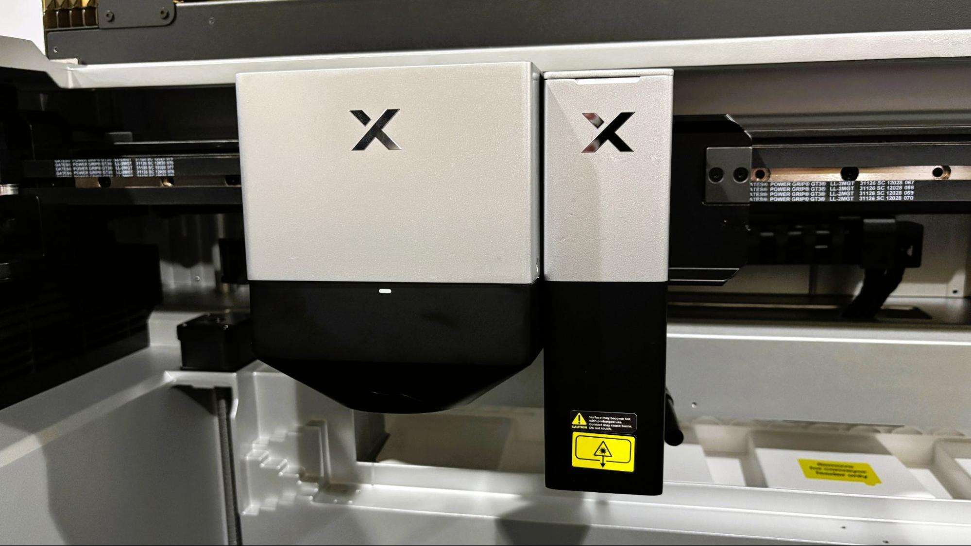 دستگاه کاشت نخ xTool SE1 در کنار چاپگر UV O1 Omni