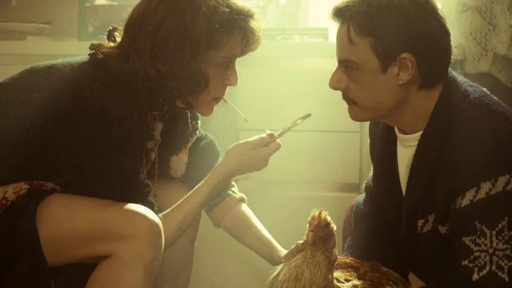 وانسا اسکلرا در نقش آنژلا، مادری سمی و مهیج در فیلم آتش در تو